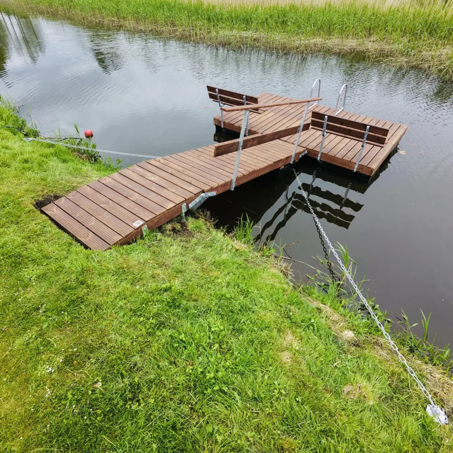 Ujuvsilla ankurduskomplekt kahe kruvivaiga, mis kinnitatakse kaldapinnasesse. Komplekt sisaldab 10 mm ankurdusköit (2×5 m) ja sobib eelkõige olukordadesse, kus sild asub kaldajoone lähedal ning põhja ankurdamine ei ole võimalik või otstarbekas. Vajadusel saab kombineerida betoonankrutega.