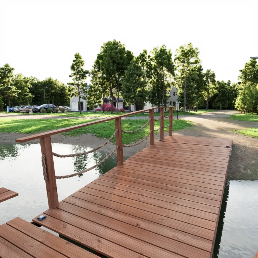 Kvaliteetne immutatud puidust 300 cm piire nööriga ujuvsildadele.