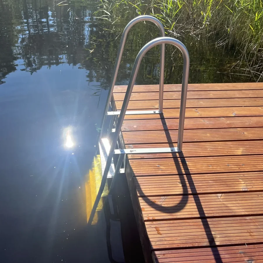 Kvaliteetne 4 astmega alumiiniumist ujumisredel sinu ujuvsillale. Lisa ujuvsillale funktsionaalsust ning tee veest väljatulek ujuvsillale mugavaks redeli abil.