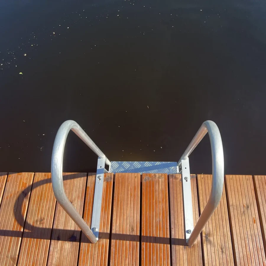 Kvaliteetne 4 astmega alumiiniumist ujumisredel sinu ujuvsillale. Lisa ujuvsillale funktsionaalsust ning tee veest väljatulek ujuvsillale mugavaks redeli abil.