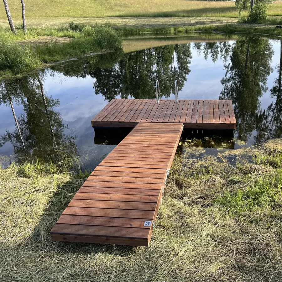 2,0×3,5 m ujuvsild 1,2×3,0 m käigusillaga – paadi- või ujumissillaks tiigile, järvele või jõele. Sügavimmutatud kuusepuidust konstruktsioon. Eesti tootja.
