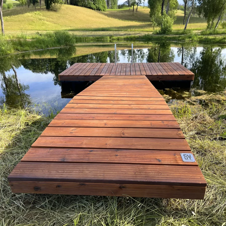 2,0×3,5 m ujuvsild 1,2×3,0 m käigusillaga – paadi- või ujumissillaks tiigile, järvele või jõele. Sügavimmutatud kuusepuidust konstruktsioon. Eesti tootja.
