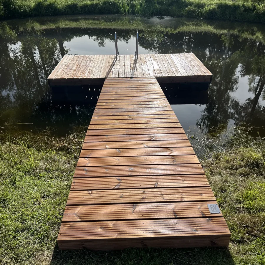 2,0×3,5 m ujuvsild 1,2×3,0 m käigusillaga – paadi- või ujumissillaks tiigile, järvele või jõele. Sügavimmutatud kuusepuidust konstruktsioon. Eesti tootja.