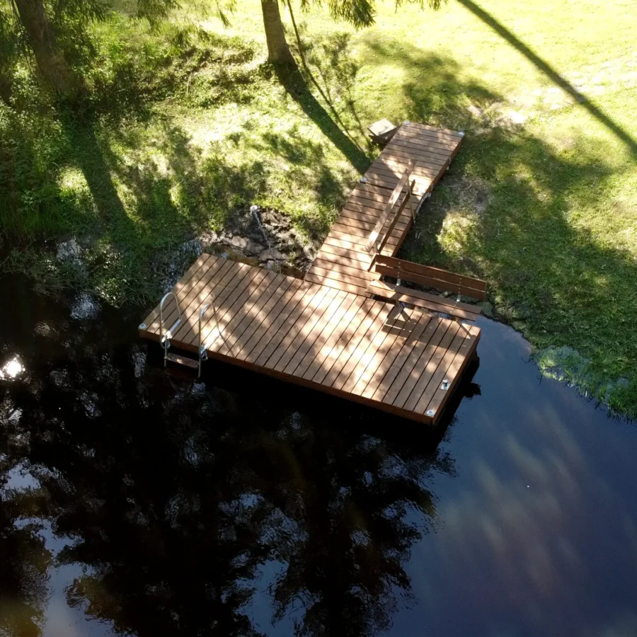 2,0×4,5 m ujuvsild 1,2×3,0 m käigusillaga – paadi- või ujumissillaks tiigile, järvele või jõele. Sügavimmutatud kuusepuidust konstruktsioon. Eesti tootja.