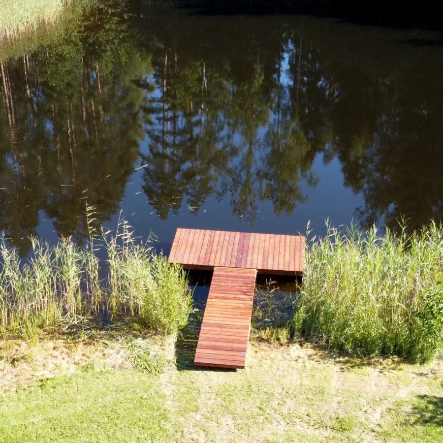 2,0×4,5 m ujuvsild 1,2×3,0 m käigusillaga – paadi- või ujumissillaks tiigile, järvele või jõele. Sügavimmutatud kuusepuidust konstruktsioon. Eesti tootja.