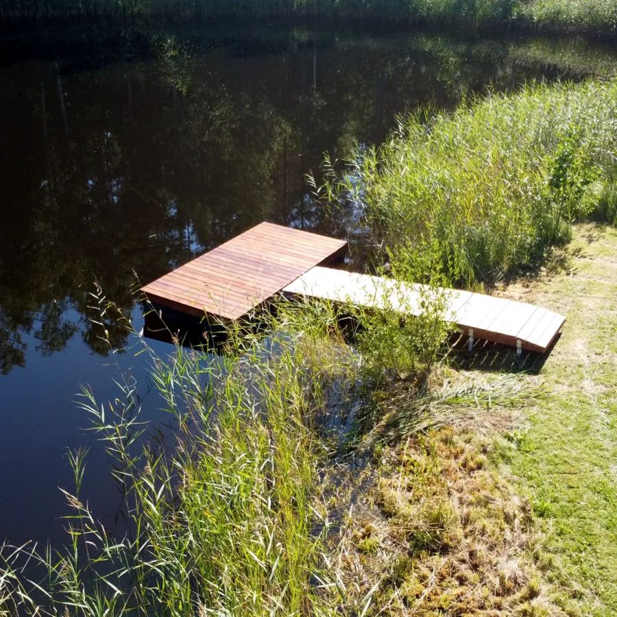 2,0×4,5 m ujuvsild 1,2×3,0 m käigusillaga – paadi- või ujumissillaks tiigile, järvele või jõele. Sügavimmutatud kuusepuidust konstruktsioon. Eesti tootja.