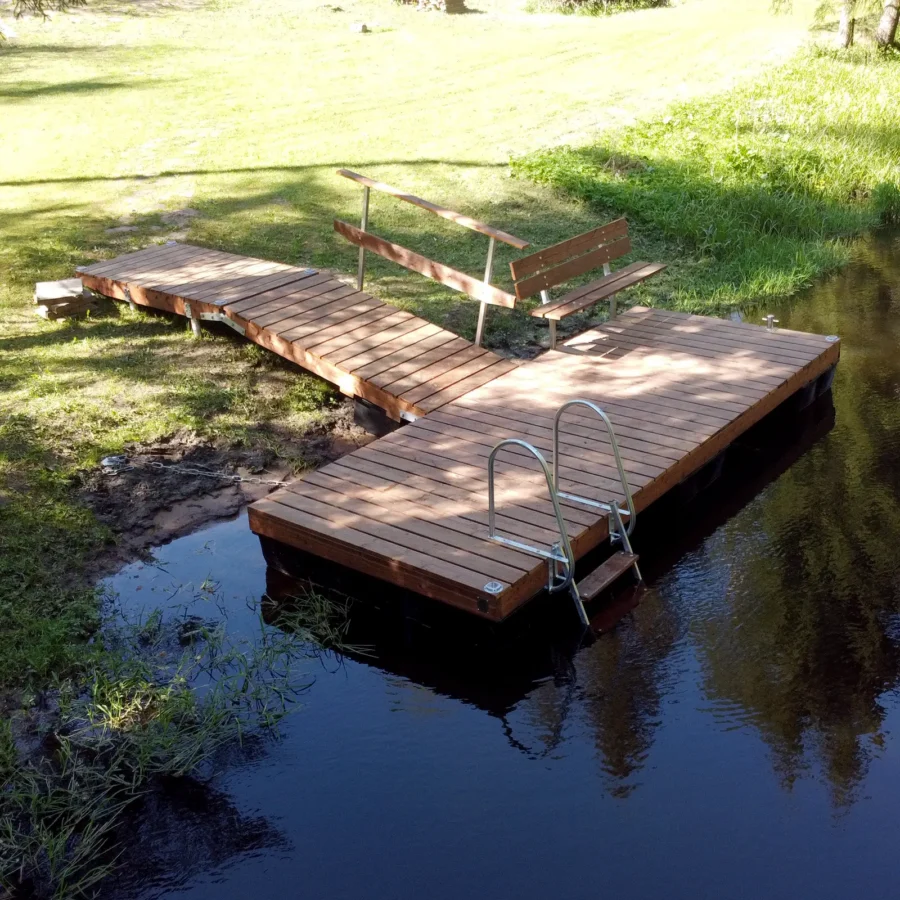2,0×4,5 m ujuvsild 1,2×3,0 m käigusillaga – paadi- või ujumissillaks tiigile, järvele või jõele. Sügavimmutatud kuusepuidust konstruktsioon. Eesti tootja.