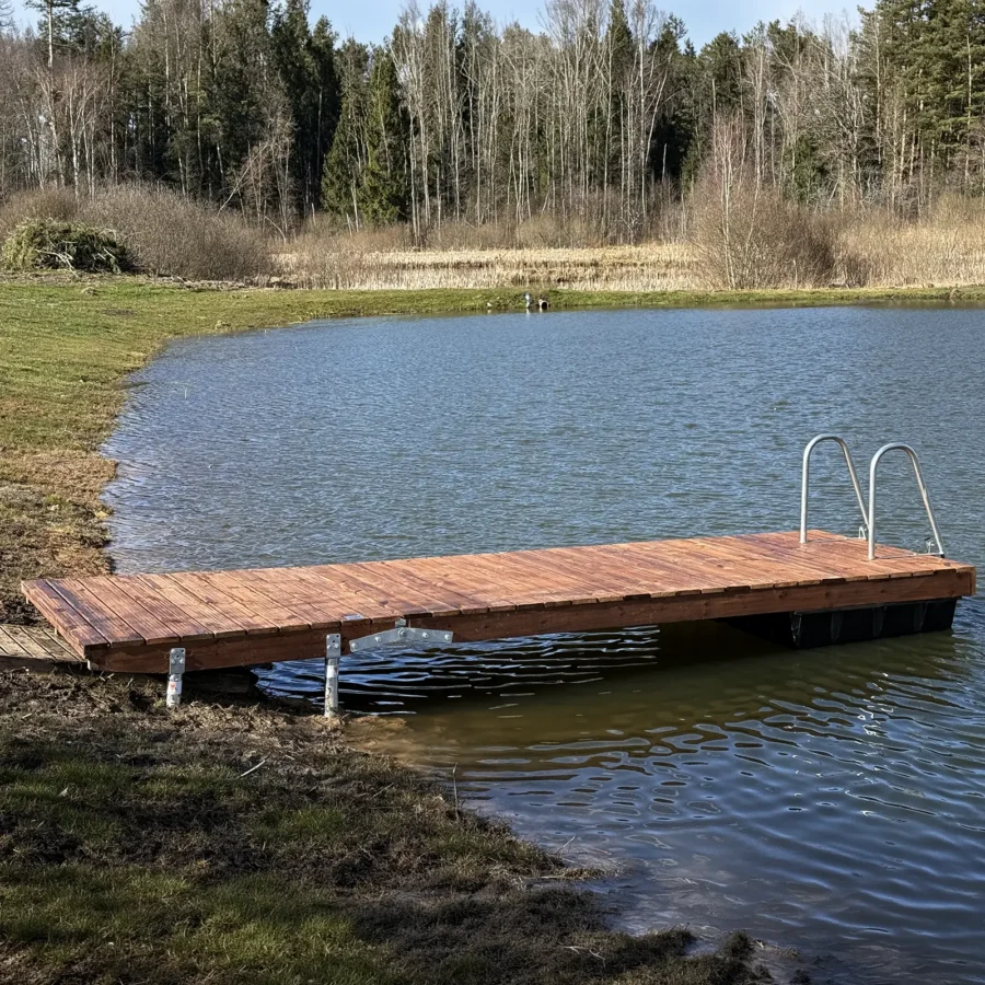 1,6×4,0 m ujuvsild puidust laudisega. Sobib paadi- või ujumissillaks väikesele tiigile. Kuumtsingitud kaldatugi, sügavimmutatud kuusest konstruktsioon.