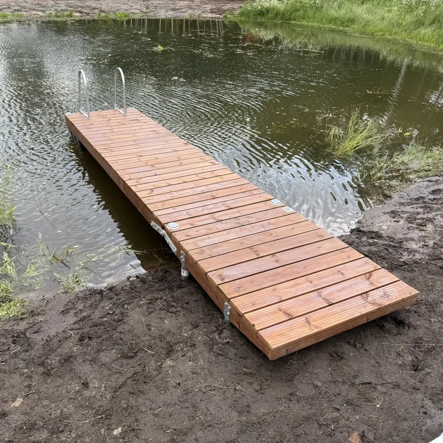 1,2×5,0 m ujuvsild puidust laudisega. Sobib paadi- või ujumissillaks väikesele tiigile. Kuumtsingitud kaldatugi, sügavimmutatud kuusest konstruktsioon.