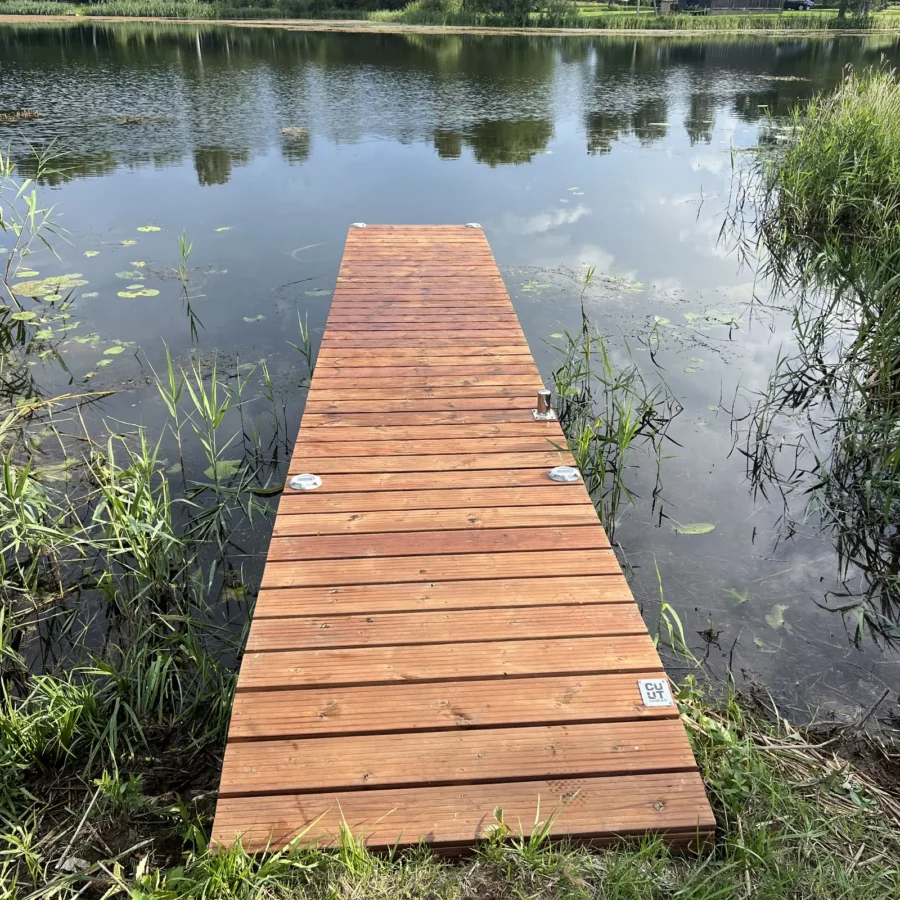 1,2×5,0 m ujuvsild puidust laudisega. Sobib paadi- või ujumissillaks väikesele tiigile. Kuumtsingitud kaldatugi, sügavimmutatud kuusest konstruktsioon.