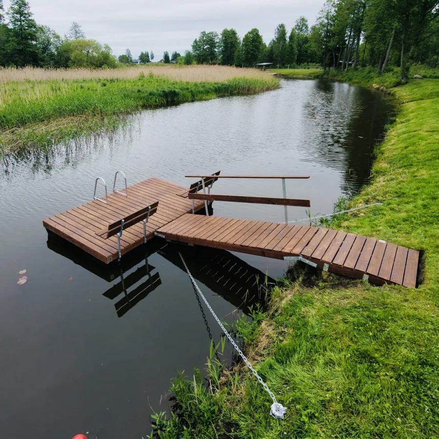 2,4×4,0 m ujuvsild 1,2×3,0 m käigusillaga – paadi- või ujumissillaks tiigile, järvele või jõele. Sügavimmutatud kuusepuidust konstruktsioon. Eestis toodetud.