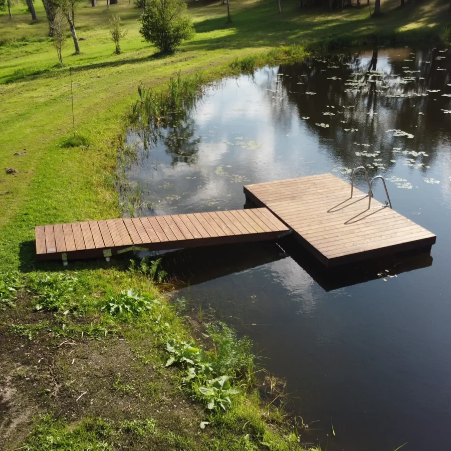 2,4×4,0 m ujuvsild 1,2×3,0 m käigusillaga – paadi- või ujumissillaks tiigile, järvele või jõele. Sügavimmutatud kuusepuidust konstruktsioon. Eestis toodetud.