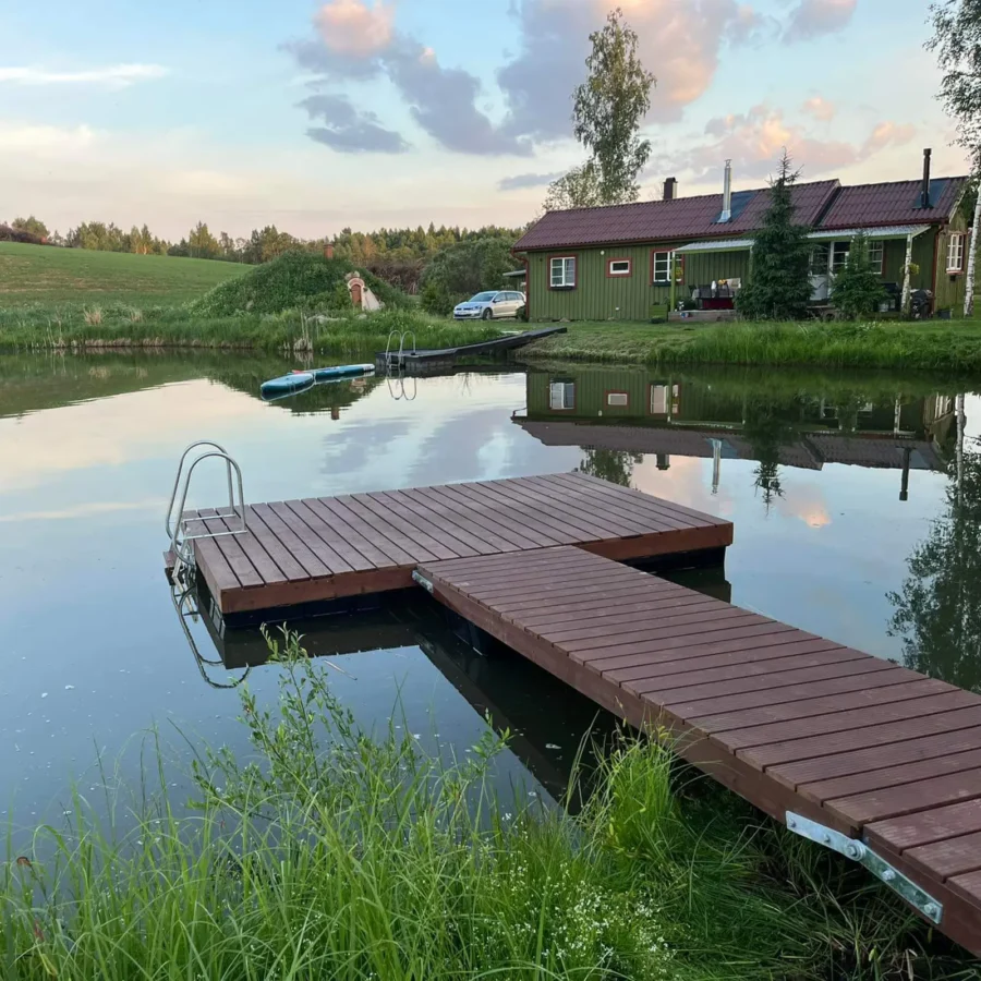 2,4×4,0 m ujuvsild 1,2×3,0 m käigusillaga – paadi- või ujumissillaks tiigile, järvele või jõele. Sügavimmutatud kuusepuidust konstruktsioon. Eestis toodetud.