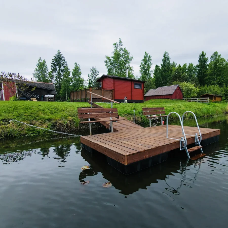 2,4×4,0 m ujuvsild 1,2×3,0 m käigusillaga – paadi- või ujumissillaks tiigile, järvele või jõele. Sügavimmutatud kuusepuidust konstruktsioon. Eestis toodetud.
