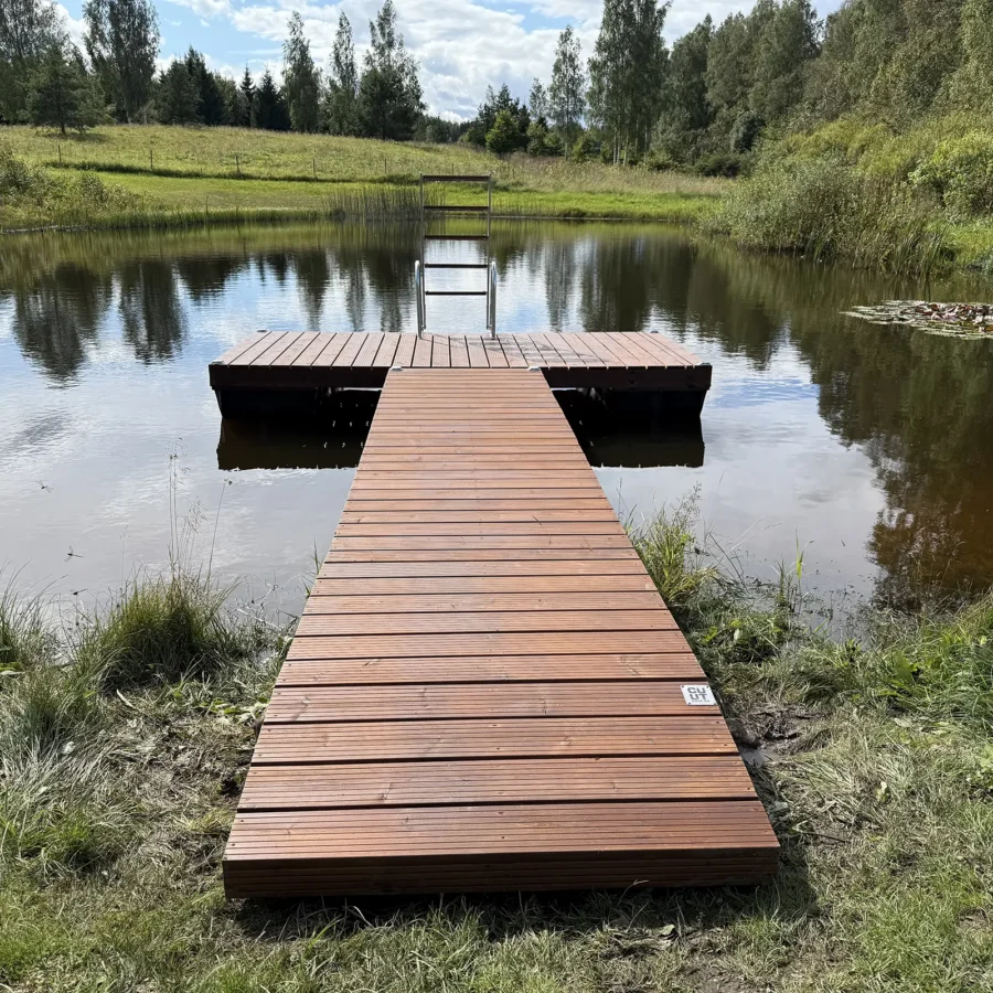 Äärmiselt stabiilne 2,4×4,0 m ujuvsild 1,2×4,0 m käigusillaga – paadi- või ujumissillaks tiigile, järvele või jõele. Sügavimmutatud kuusepuit.