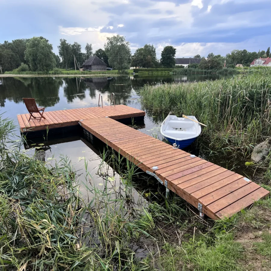 Mugav, keskmise suurusega stabiilne ujuvsilla komplekt. Ideaalne lisandus suurematele tiikidele, sobib kasutamiseks jõgedele ja järvedele. CUUT ujuvsilla komplekt 244-5 koosneb 5-meetri pikkusest käiguteest ning 1,5-meetrisest kaldakinnitusest mis on 1,2 meetrit laiad ning 2,4 × 4,0 meetrisest ujuvplatvormist. CUUT ujuvsilla komplekt on stabiilne, vastupidav ja kiiresti paigaldatav. Hind sisaldab kõiki konstruktsioonielemente ning peale paigaldust on koheselt kasutusvalmis.
