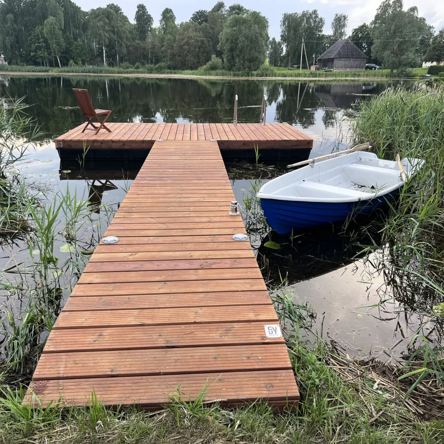 Mugav, keskmise suurusega stabiilne ujuvsilla komplekt. Ideaalne lisandus suurematele tiikidele, sobib kasutamiseks jõgedele ja järvedele. CUUT ujuvsilla komplekt 244-5 koosneb 5-meetri pikkusest käiguteest ning 1,5-meetrisest kaldakinnitusest mis on 1,2 meetrit laiad ning 2,4 × 4,0 meetrisest ujuvplatvormist. CUUT ujuvsilla komplekt on stabiilne, vastupidav ja kiiresti paigaldatav. Hind sisaldab kõiki konstruktsioonielemente ning peale paigaldust on koheselt kasutusvalmis.