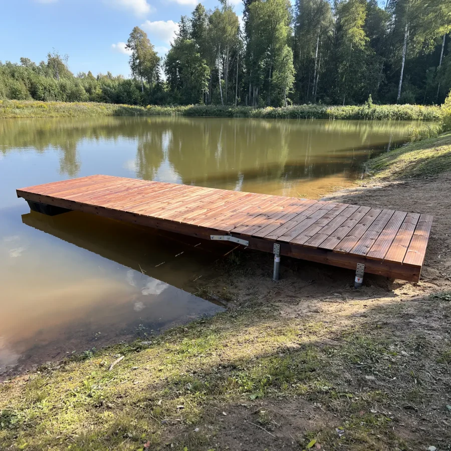 2,0×4,5 m ujuvsild puidust laudisega. Sobib paadi- või ujumissillaks väikesele tiigile. Kuumtsingitud kaldatugi, sügavimmutatud kuusest konstruktsioon.