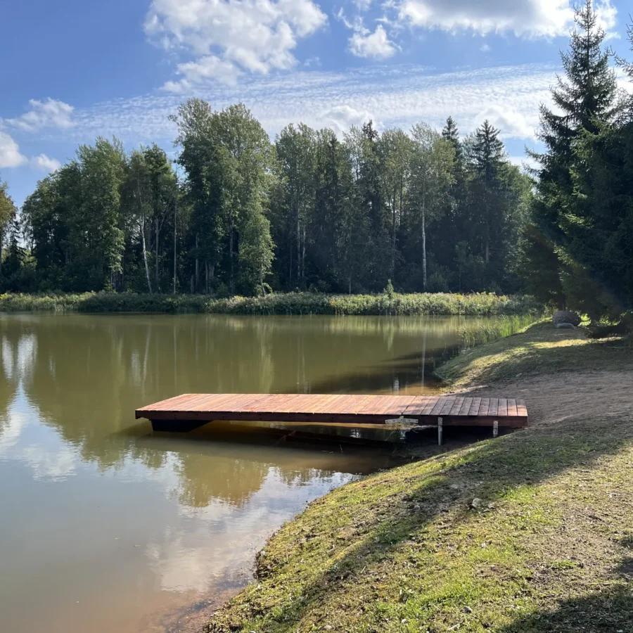 2,0×4,5 m ujuvsild puidust laudisega. Sobib paadi- või ujumissillaks väikesele tiigile. Kuumtsingitud kaldatugi, sügavimmutatud kuusest konstruktsioon.
