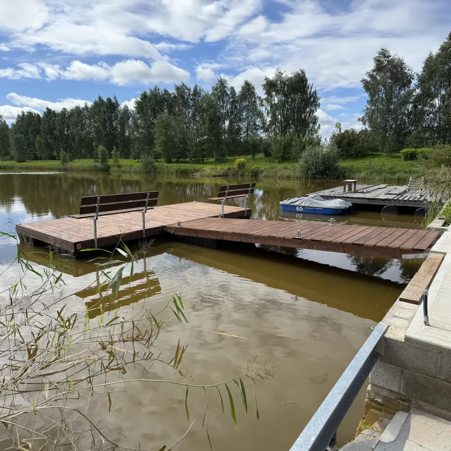 Lai, stabiilne ja vastupidav 3,0×5,0 m ujuvsild 2,0×4,0 m käigusillaga. 475L pontoonid – paadisillaks suuremale veekogule. Sügavimmutatud kuusepuit.