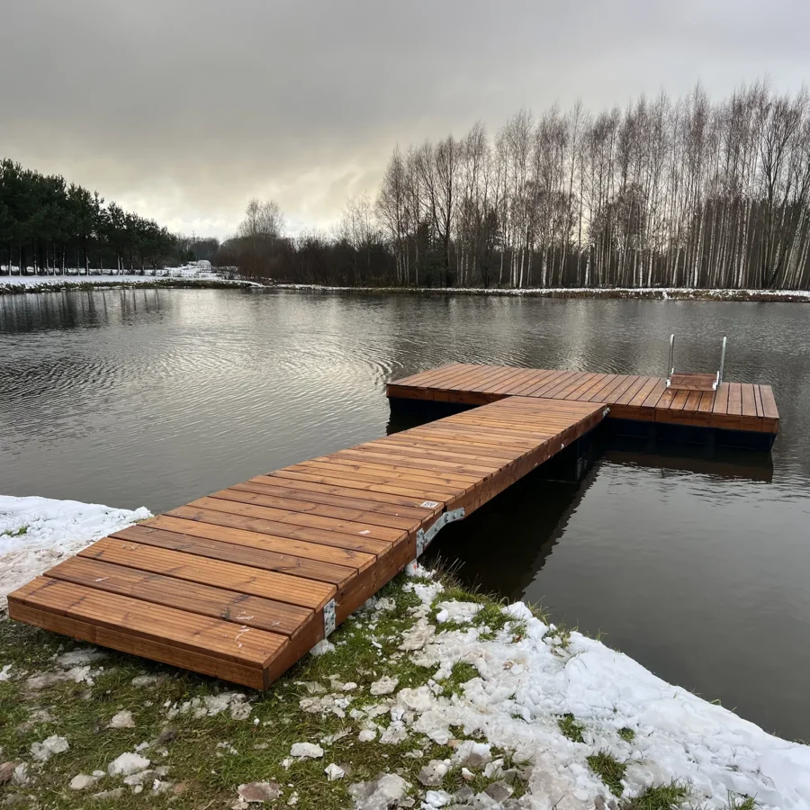 Lai, stabiilne ja vastupidav 3,0×5,0 m ujuvsild 2,0×4,0 m käigusillaga. 475L pontoonid – paadisillaks suuremale veekogule. Sügavimmutatud kuusepuit.