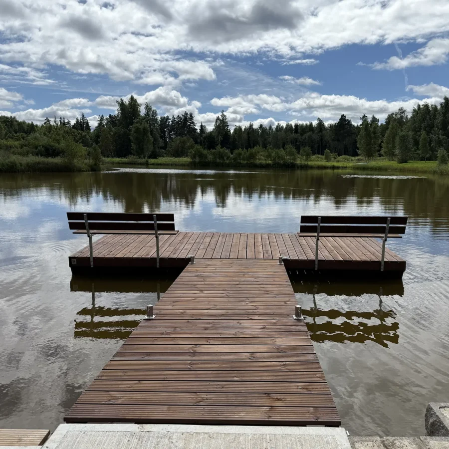Lai, stabiilne ja vastupidav 3,0×5,0 m ujuvsild 2,0×4,0 m käigusillaga. 475L pontoonid – paadisillaks suuremale veekogule. Sügavimmutatud kuusepuit.