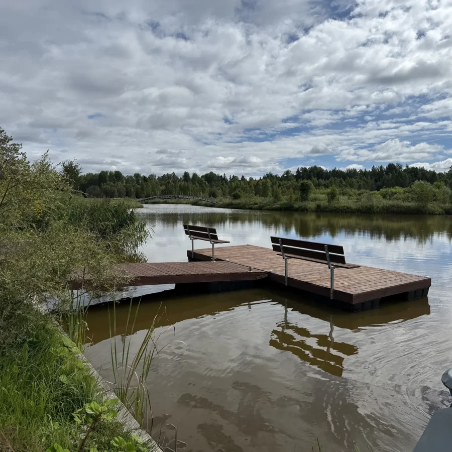 Lai, stabiilne ja vastupidav 3,0×5,0 m ujuvsild 2,0×4,0 m käigusillaga. 475L pontoonid – paadisillaks suuremale veekogule. Sügavimmutatud kuusepuit.