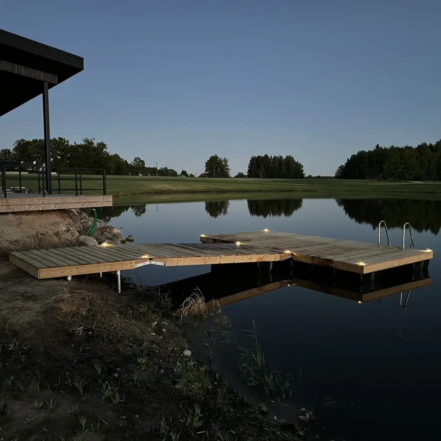 Äärmiselt avar ja suure kandevõimega 3,0×6,0 m ujuvsild 2,0×4,0 m käigusillaga. 475L pontoonid – paadisillaks suuremale veekogule. Eestis toodetud.