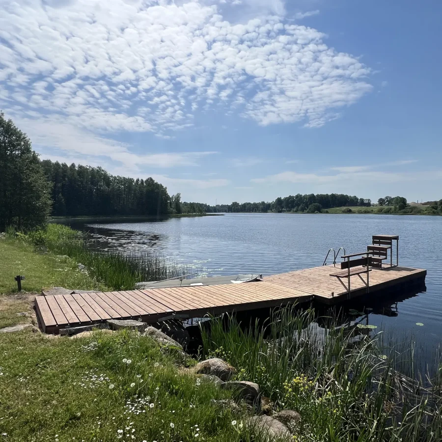 Pikk, stabiilne ja avar 6,0×2,4 m ujuvsild 2,0×4,0 m käigusillaga. 475L pontoonid – paadisillaks suuremale veekogule. Kvaliteetne materjal, Eestis toodetud.
