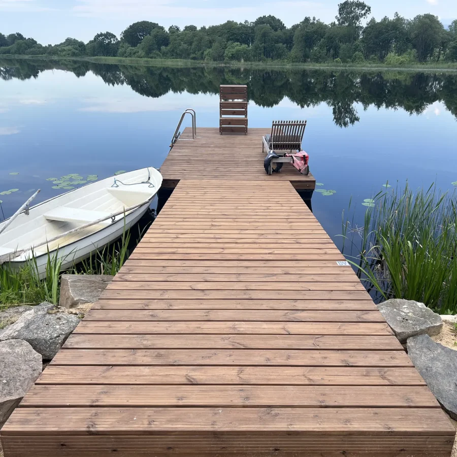 Pikk, stabiilne ja avar 6,0×2,4 m ujuvsild 2,0×4,0 m käigusillaga. 475L pontoonid – paadisillaks suuremale veekogule. Kvaliteetne materjal, Eestis toodetud.