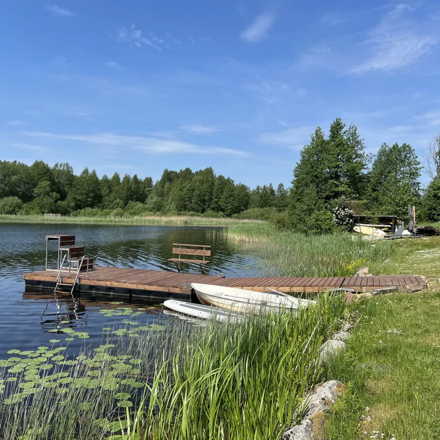 Pikk, stabiilne ja avar 6,0×2,4 m ujuvsild 2,0×4,0 m käigusillaga. 475L pontoonid – paadisillaks suuremale veekogule. Kvaliteetne materjal, Eestis toodetud.