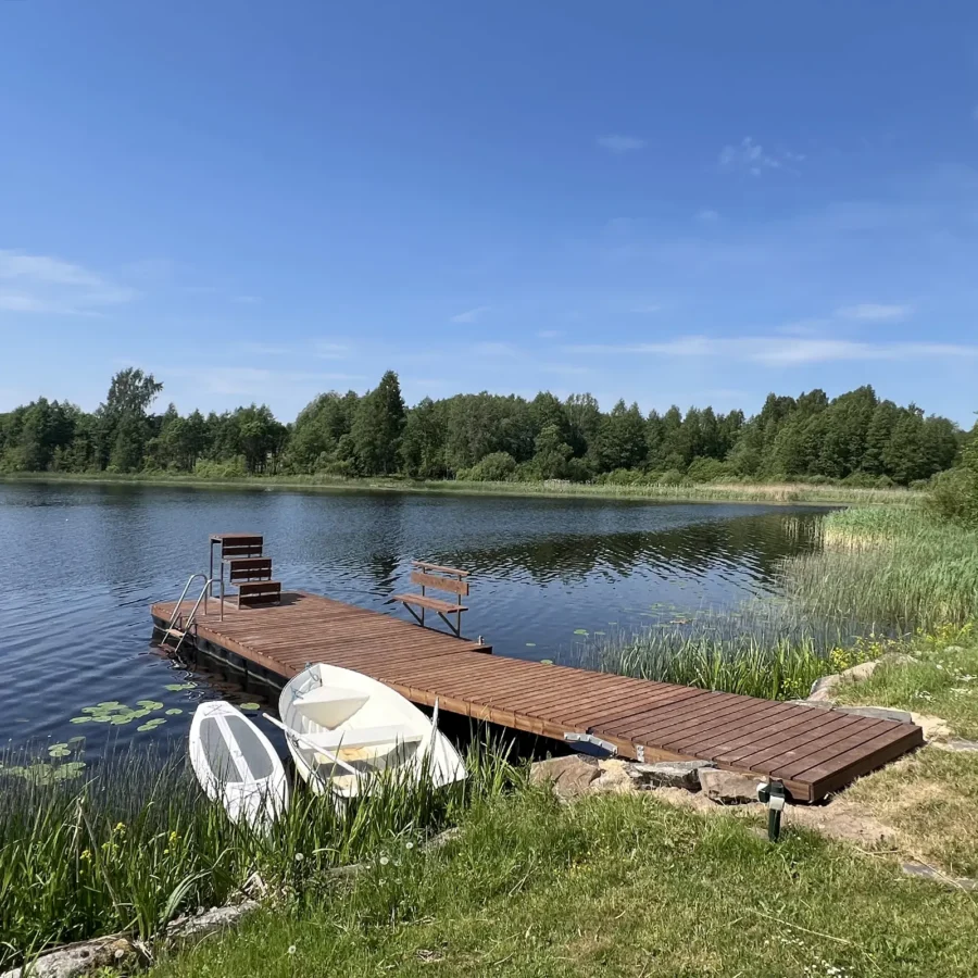 Pikk, stabiilne ja avar 6,0×2,4 m ujuvsild 2,0×4,0 m käigusillaga. 475L pontoonid – paadisillaks suuremale veekogule. Kvaliteetne materjal, Eestis toodetud.